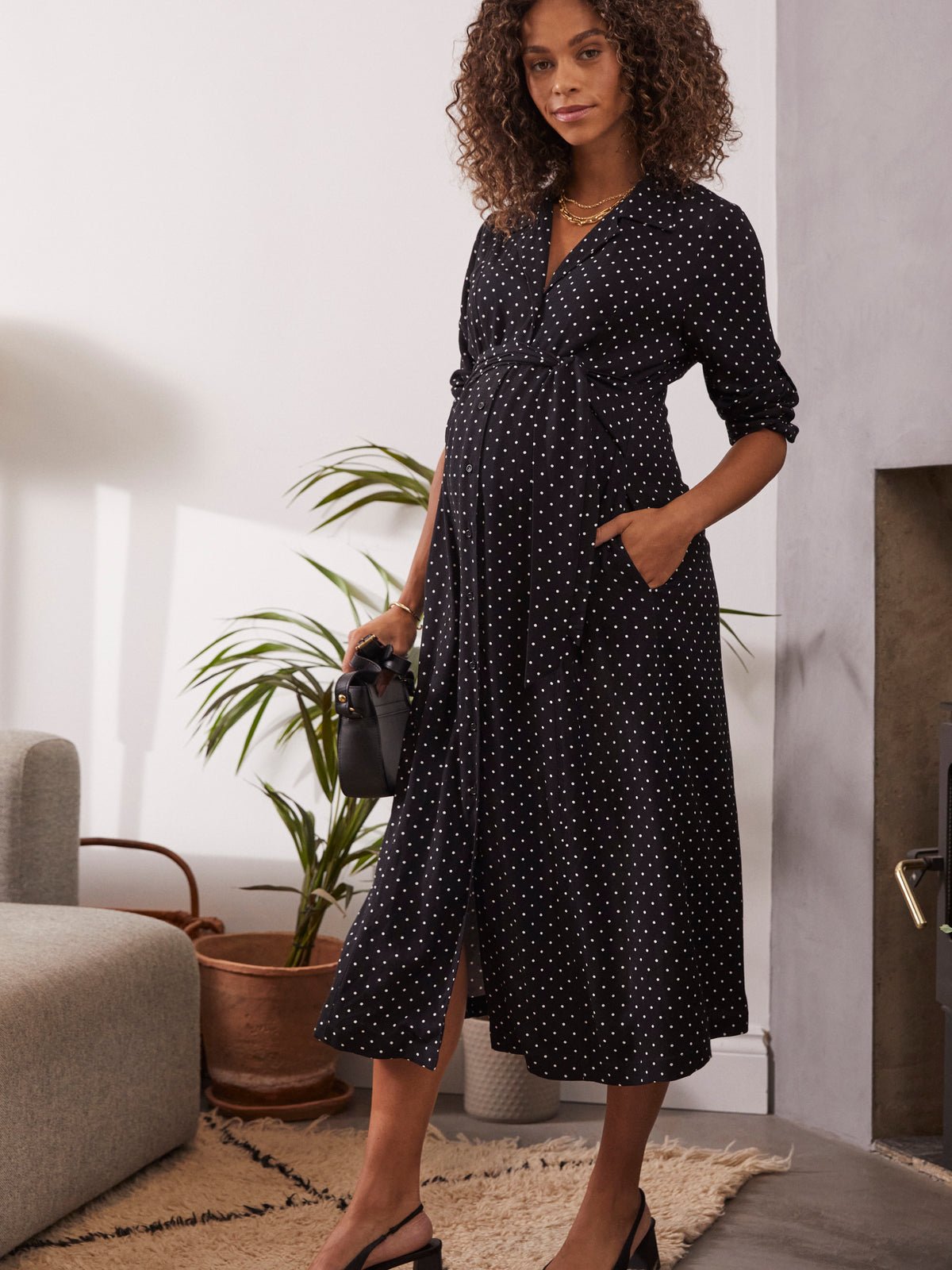 BOX OF BASICS STYLE KELSEY: Midi Blusenkleid in Wickeloptik in Schwarz mit Polkadots aus weichstem Tencel - Kleider-9•BORROUGHS