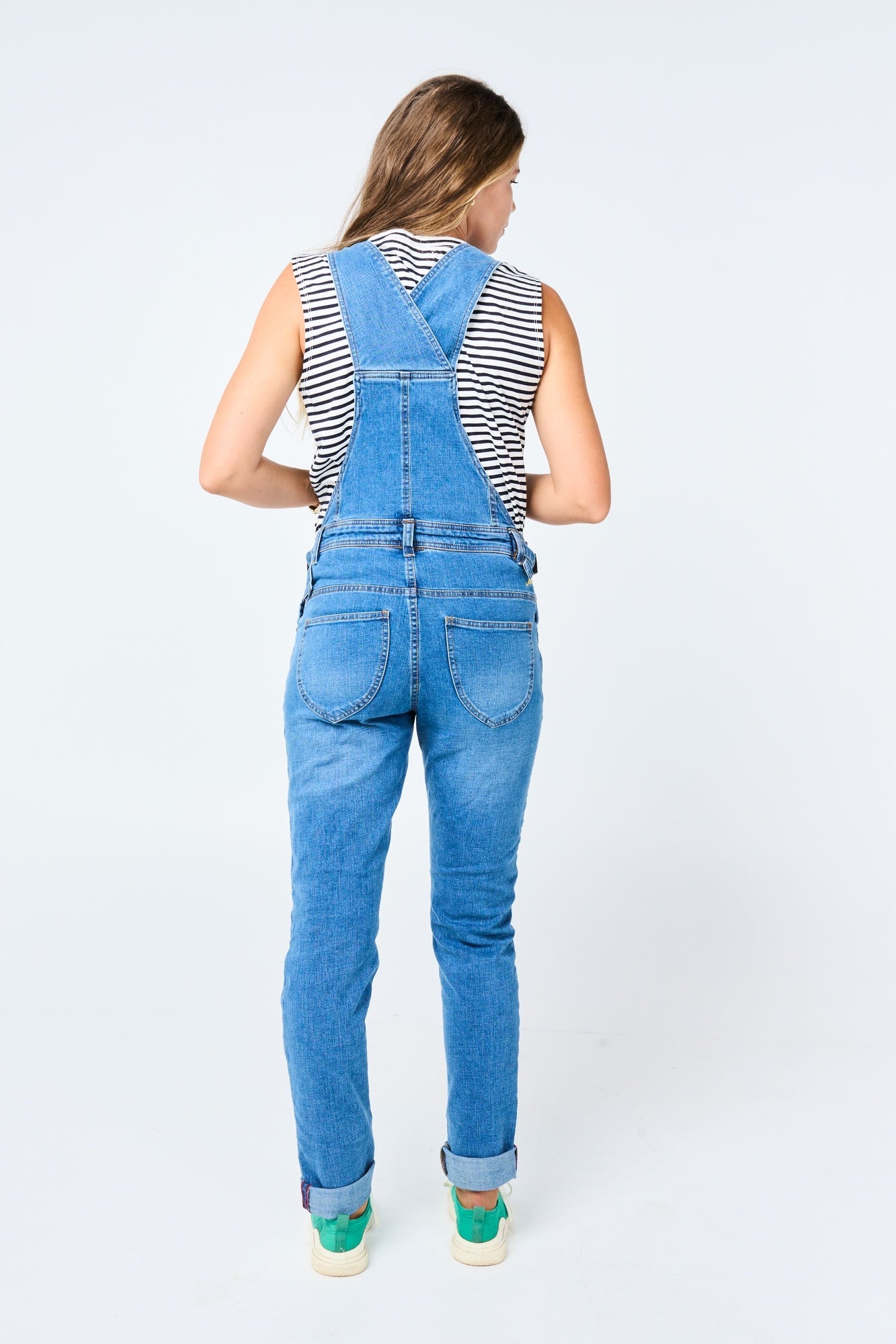 THE CLASSIC MUMSIE - Lange Umstands- und Tragelatzhose in Jeans Midi Blue - Jumpsuit-9•BORROUGHS