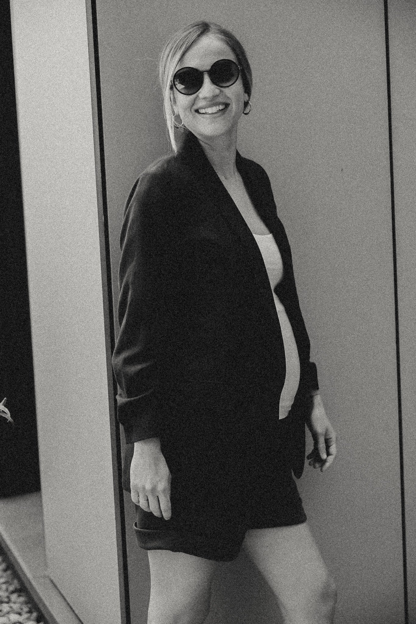 schwarz-weiß Aufnahme einer Schwangeren mit lässigem Umstandsblazer