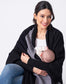 Frau mit Baby und schwarz grauem Stillschal