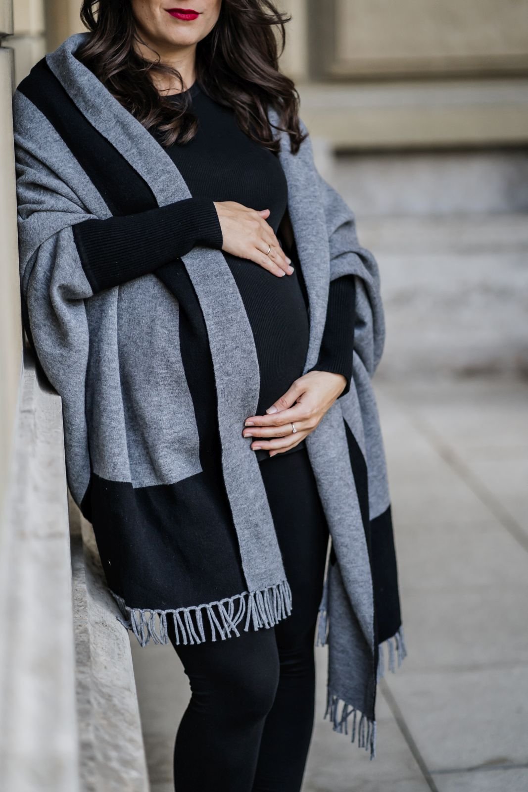 Frontansicht Schwangere mit grau schwarzem Umstandsschal