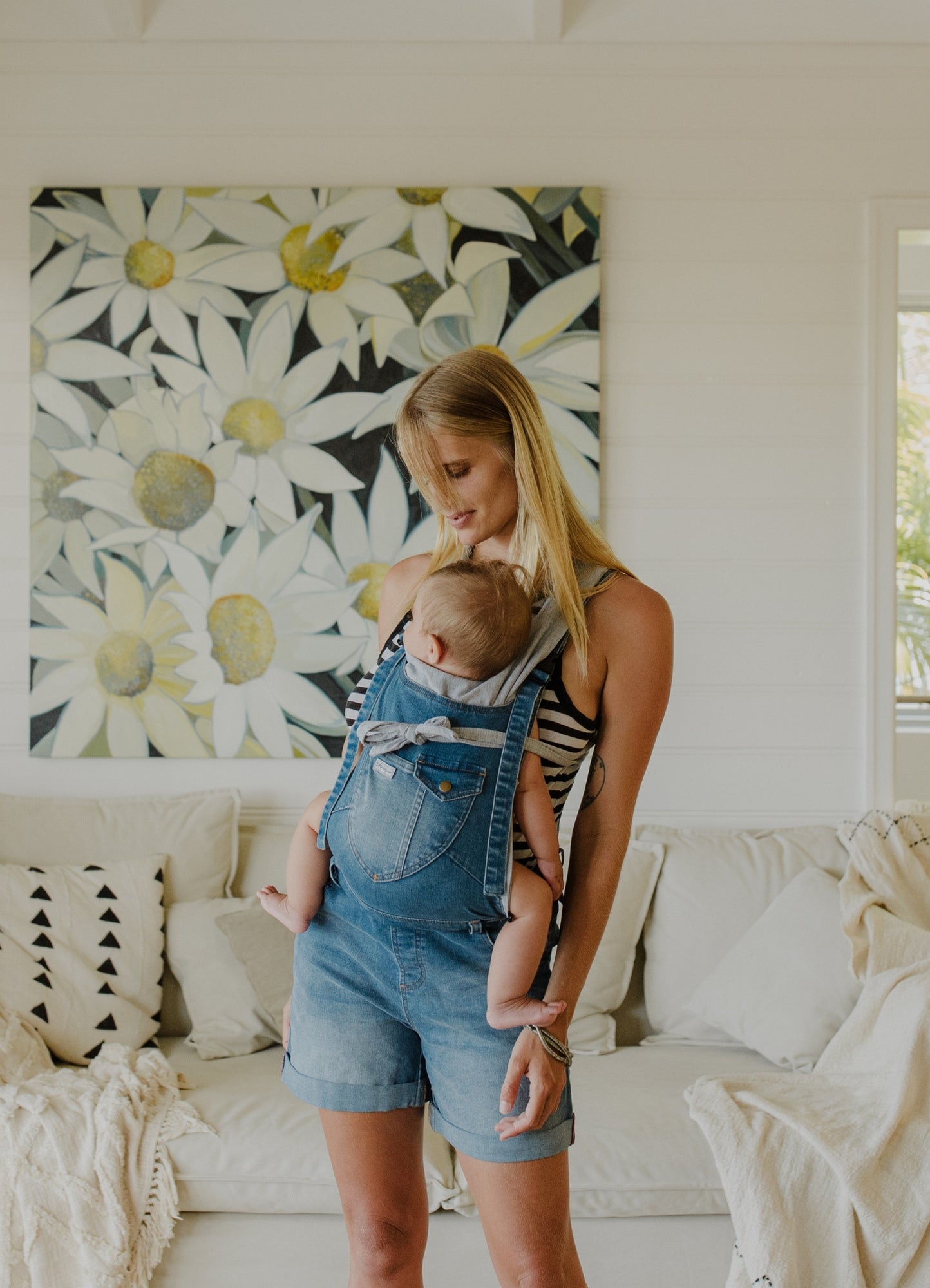 THE CLASSIC SHORTIE MUMSIE - Kurzer Umstands- und Trageoverall in Jeans Midi Blue - Jumpsuit-9•BORROUGHS