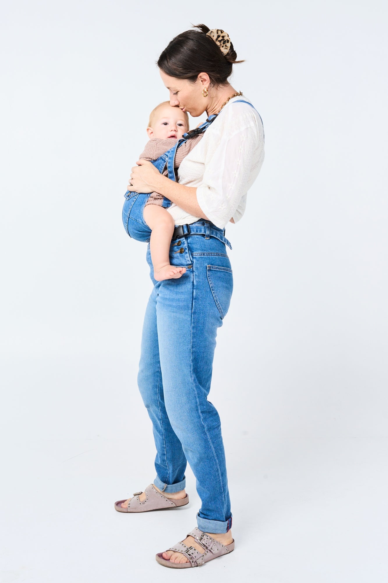 THE CLASSIC MUMSIE - Umstands- und Trageoverall in Jeans Midi Blue - Jumpsuit-9•BORROUGHS
