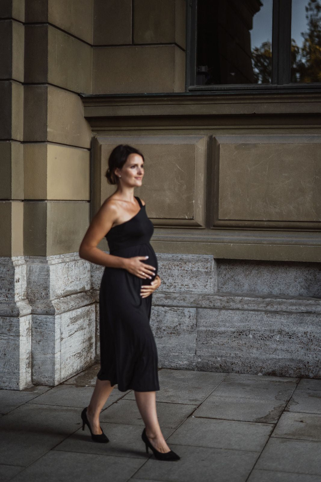 Bewegungsaufnahme one-shoulder Cocktailkleid für Schwangere schwarz